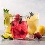 Les boissons fruitées de l’été : mocktails cerise, limonades pop et eaux parfumées.