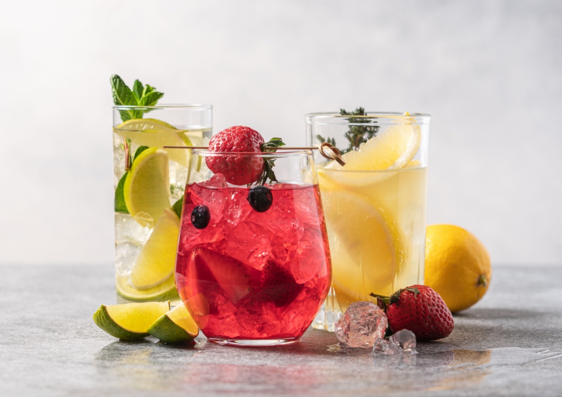 Les boissons fruitées de l’été : mocktails cerise, limonades pop et eaux parfumées.