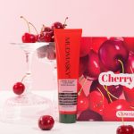 Nettoyant Rouge Doux : La gelée fruitée qui nettoie votre peau avec fraîcheur.