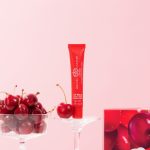 Baume à Lèvres Cerise : un éclat cerise pour un sourire pop.