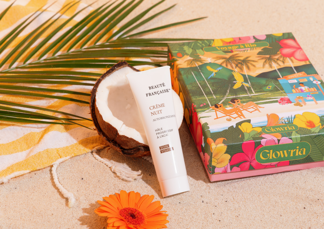 Crème de Nuit Auto‑Bronzante à l’Açaï : Un bronzage tropical, sans quitter votre chambre.
