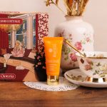Booster Éclat Vitamine C : un soin lumineux pour accompagner vos soirées au coin du feu.