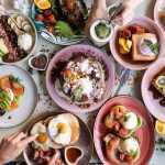 Comment organiser un brunch entre amies : idées, rituels et ambiance.