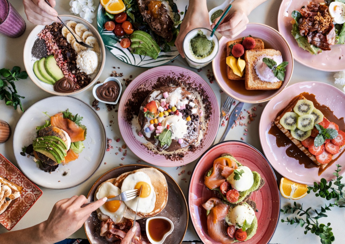 Comment organiser un brunch entre amies : idées, rituels et ambiance.