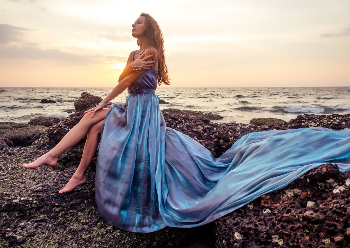 Beach Girl Vibes : comment adopter un look tropical chic.