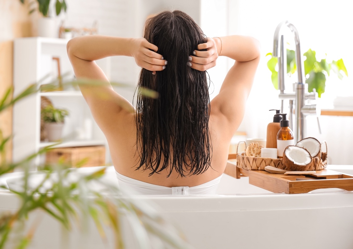 Les meilleures huiles naturelles pour nourrir la peau et les cheveux en été.
